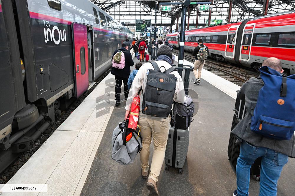 Christmas Holiday Travel Departures - Paris