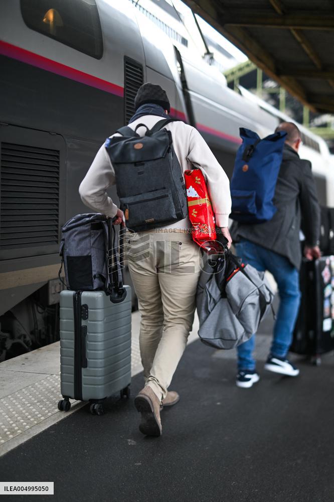 Christmas Holiday Travel Departures - Paris