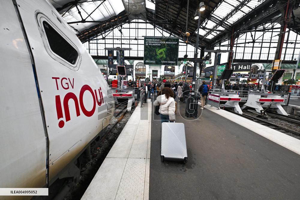 Christmas Holiday Travel Departures - Paris