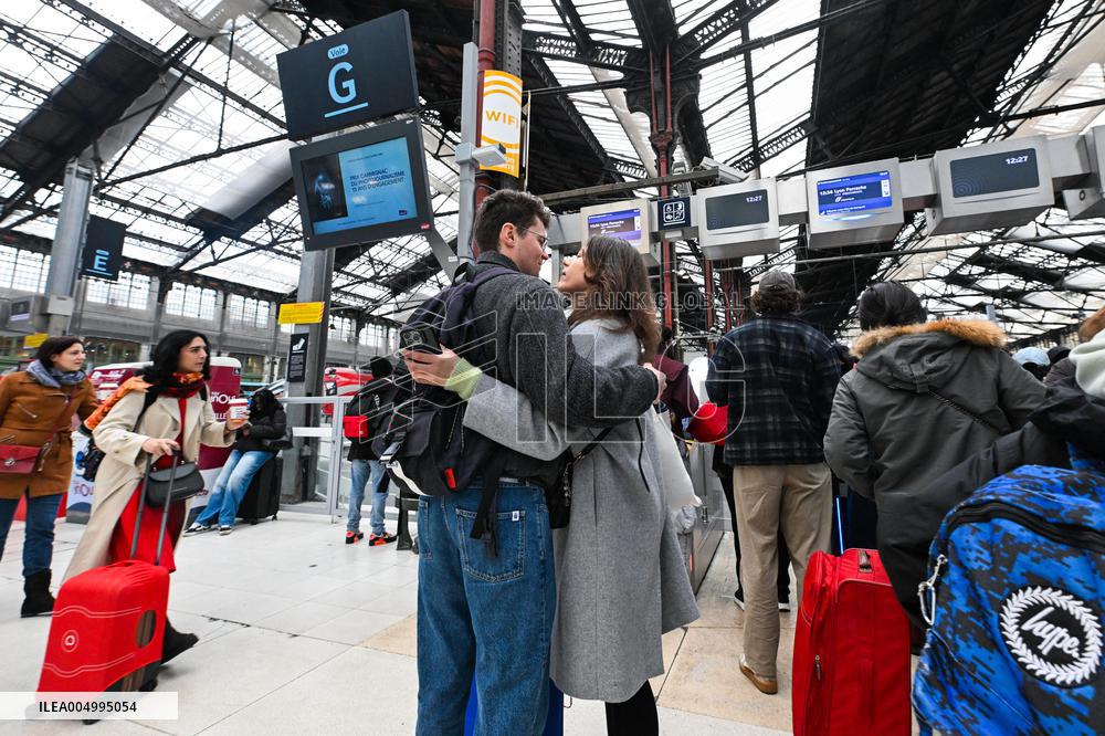 Christmas Holiday Travel Departures - Paris