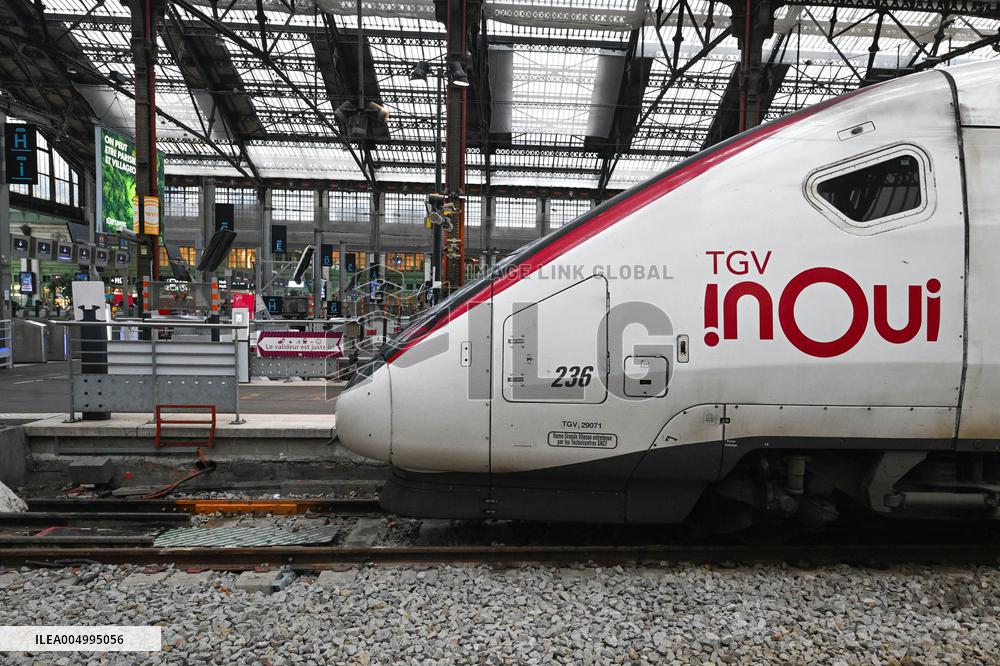 Christmas Holiday Travel Departures - Paris