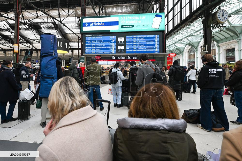 Christmas Holiday Travel Departures - Paris