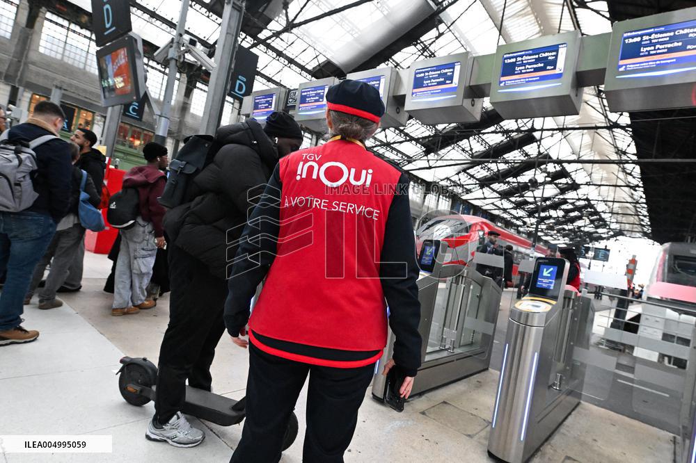 Christmas Holiday Travel Departures - Paris