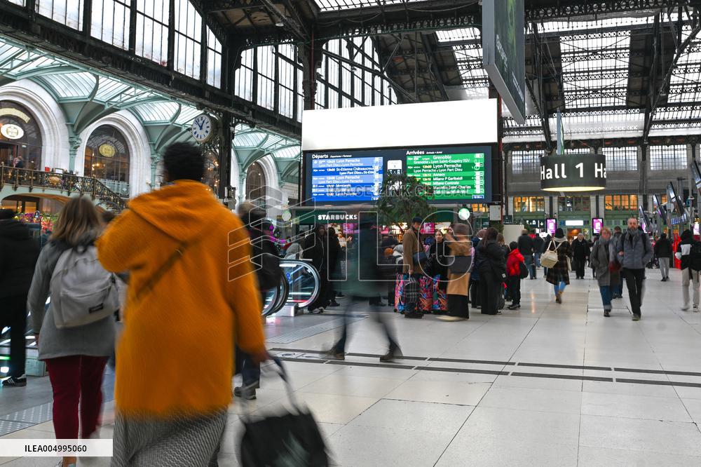 Christmas Holiday Travel Departures - Paris