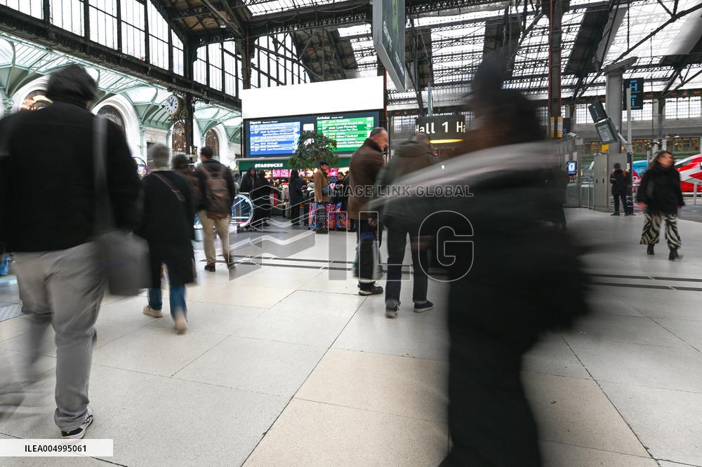 Christmas Holiday Travel Departures - Paris