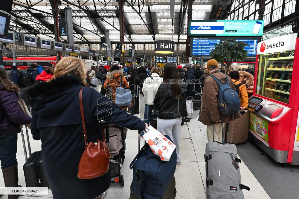 Christmas Holiday Travel Departures - Paris