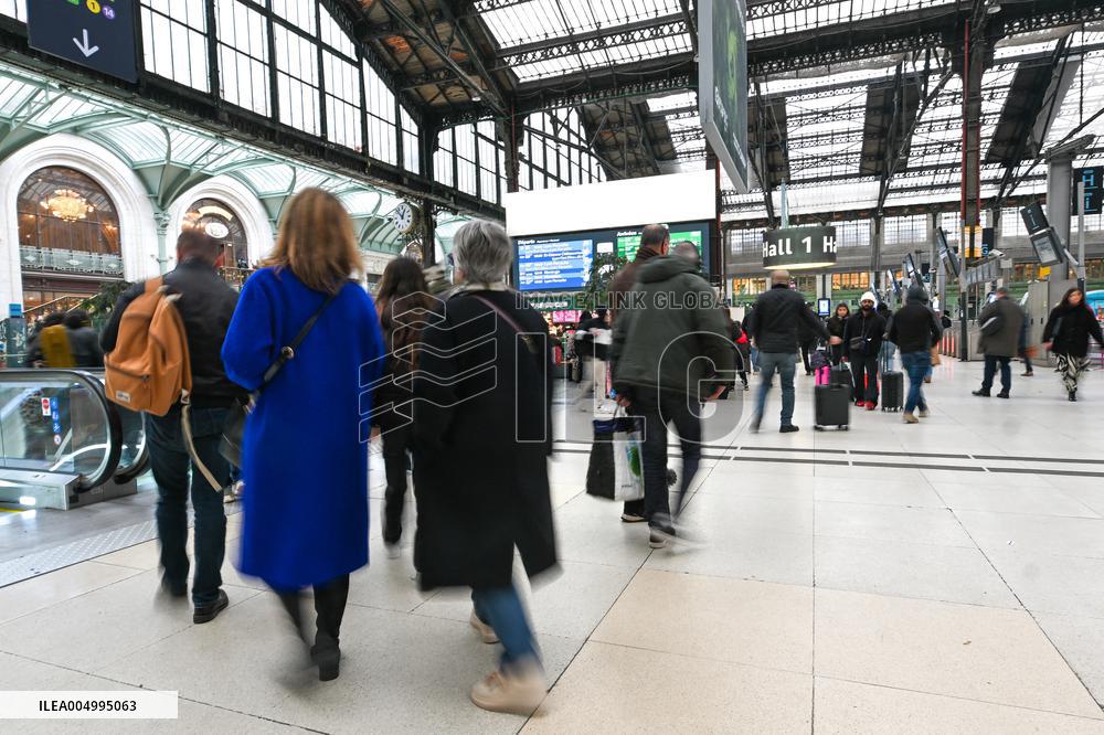 Christmas Holiday Travel Departures - Paris