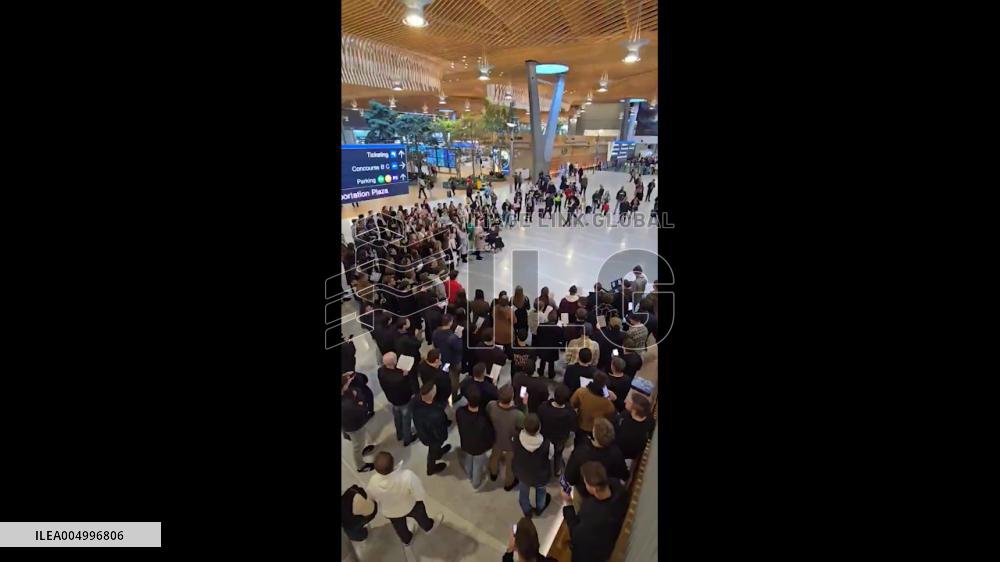 US: Festive Carolers Delight Passengers at Portland International Airport