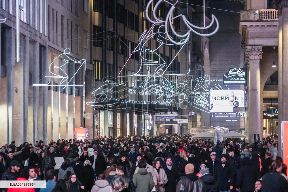 Crowds Gather in City Center for Christmas Shopping - Milan