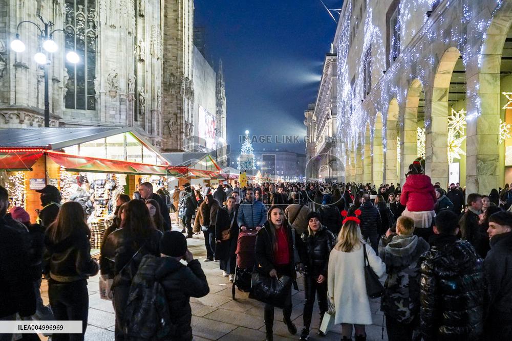 Crowds Gather in City Center for Christmas Shopping - Milan