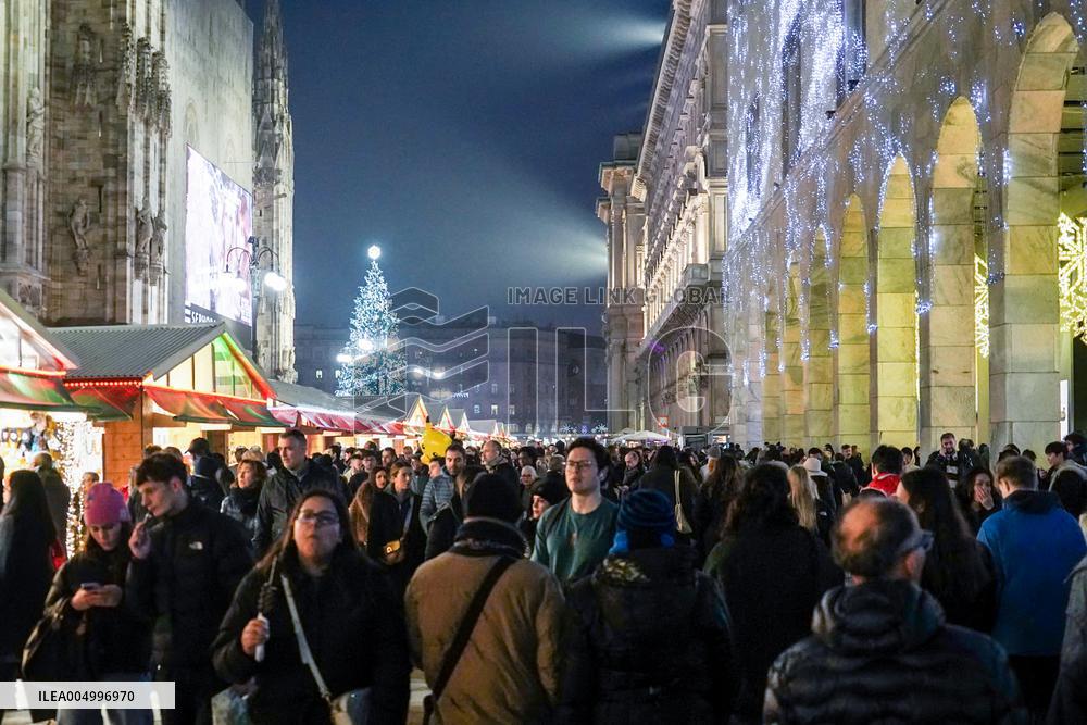Crowds Gather in City Center for Christmas Shopping - Milan