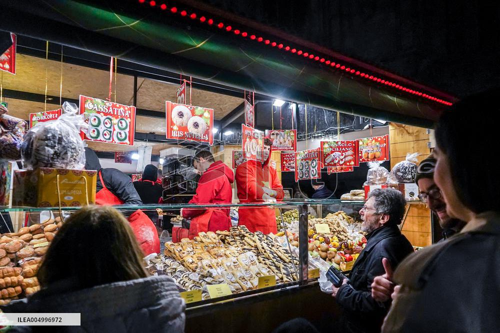 Crowds Gather in City Center for Christmas Shopping - Milan