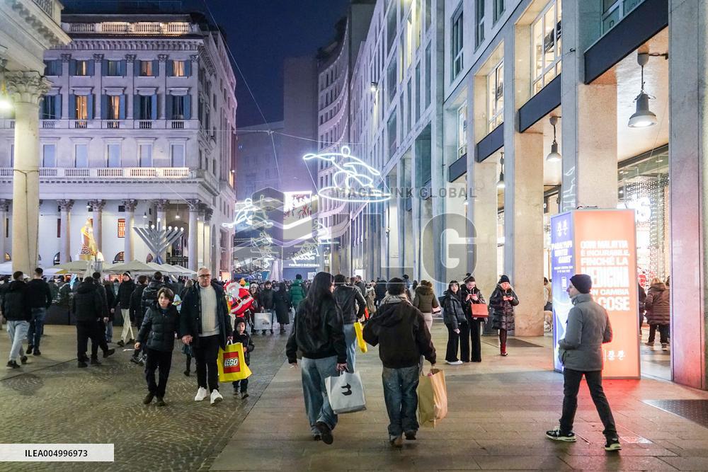 Crowds Gather in City Center for Christmas Shopping - Milan