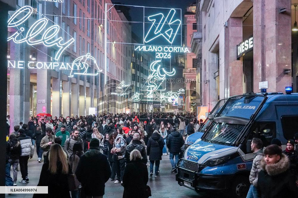Crowds Gather in City Center for Christmas Shopping - Milan