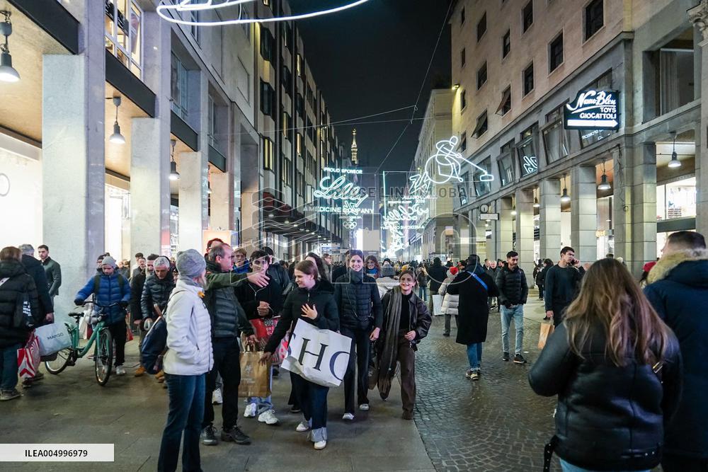 Crowds Gather in City Center for Christmas Shopping - Milan