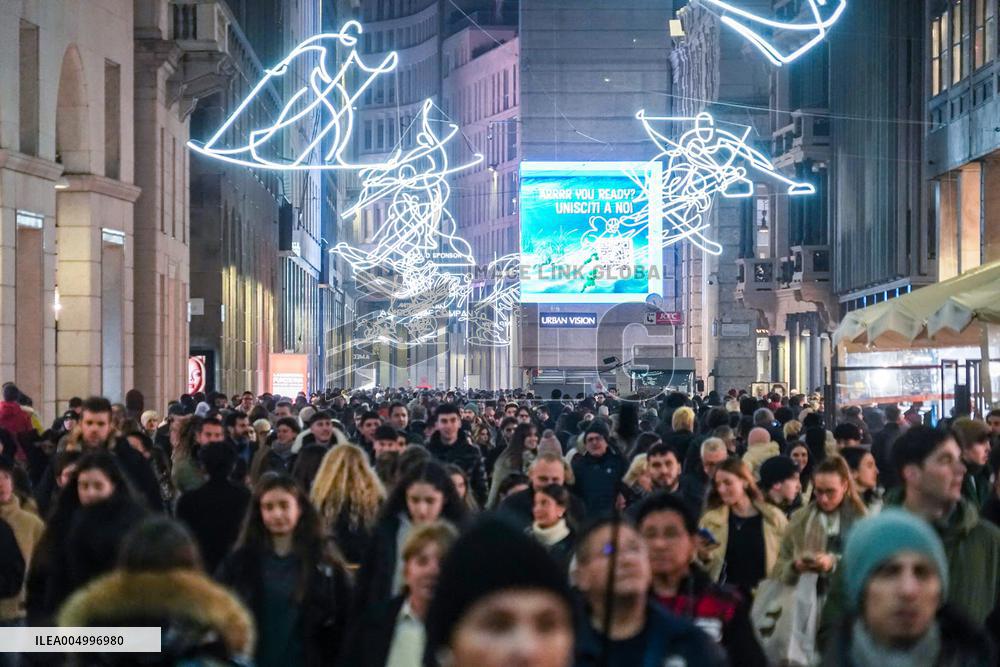 Crowds Gather in City Center for Christmas Shopping - Milan