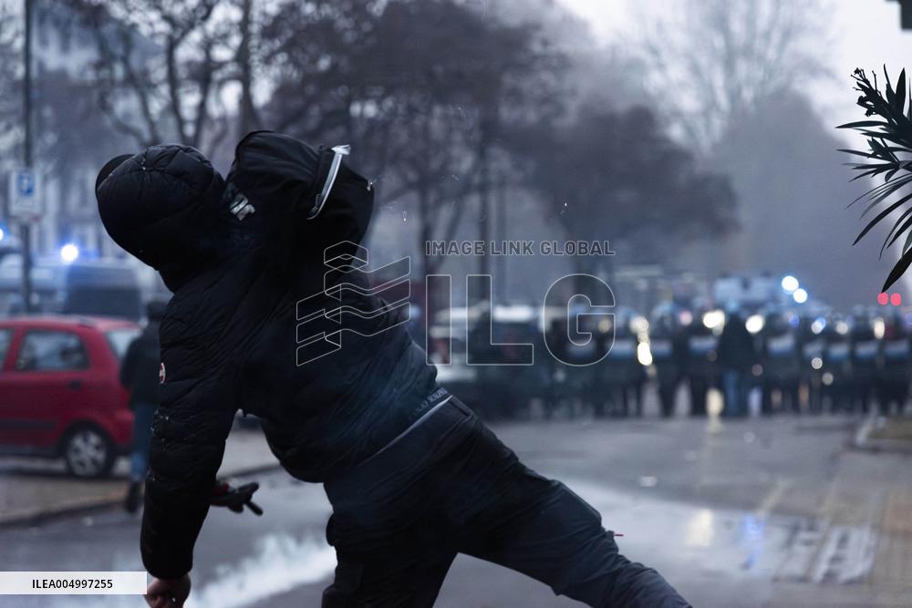 Protest Aska Non Si Chiude In Torino - Italy