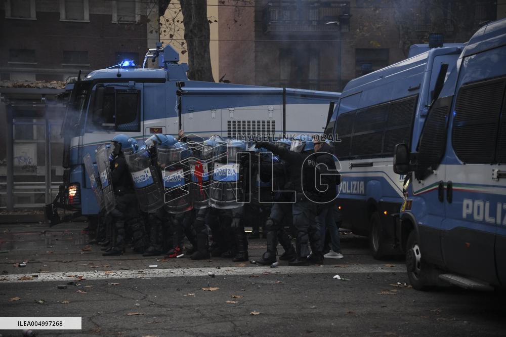 Protest Aska Non Si Chiude In Torino - Italy