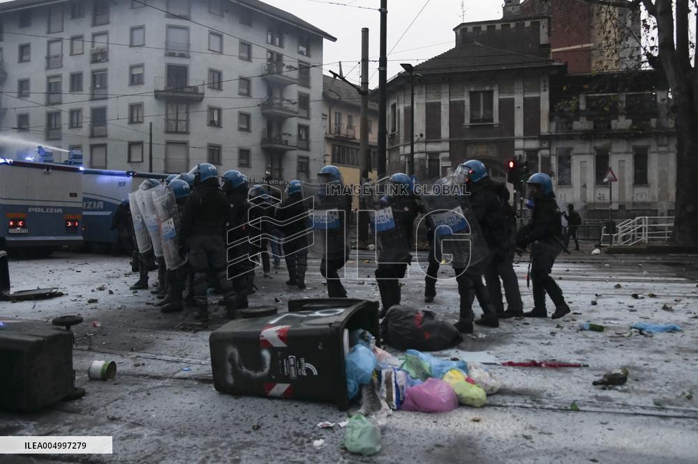 Protest Aska Non Si Chiude In Torino - Italy