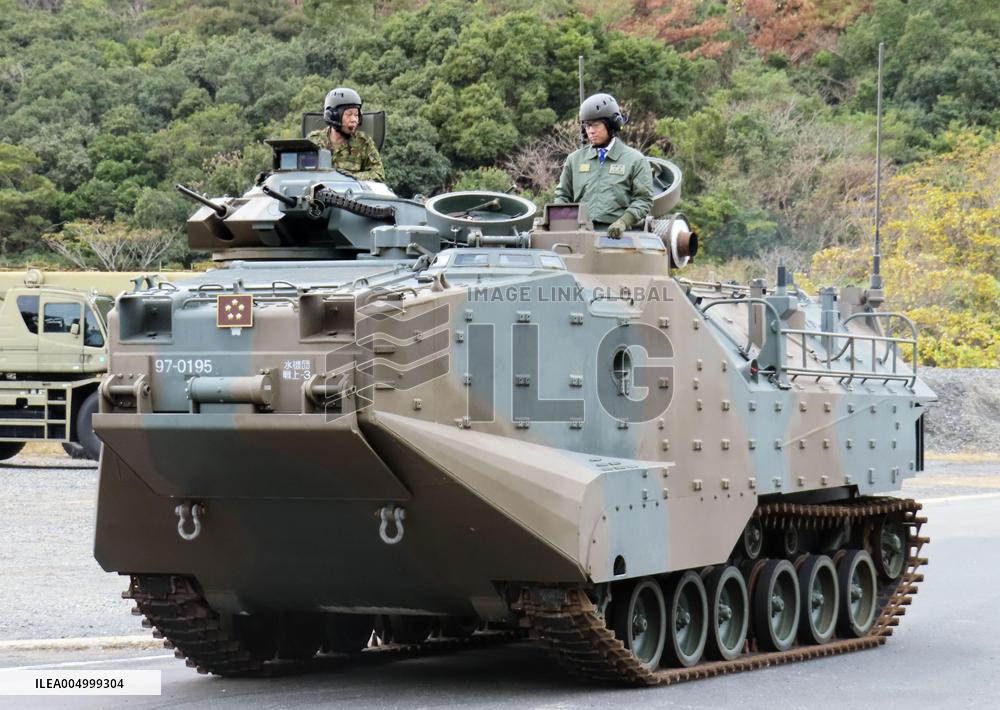 Defense Minister Koizumi visits GSDF camp