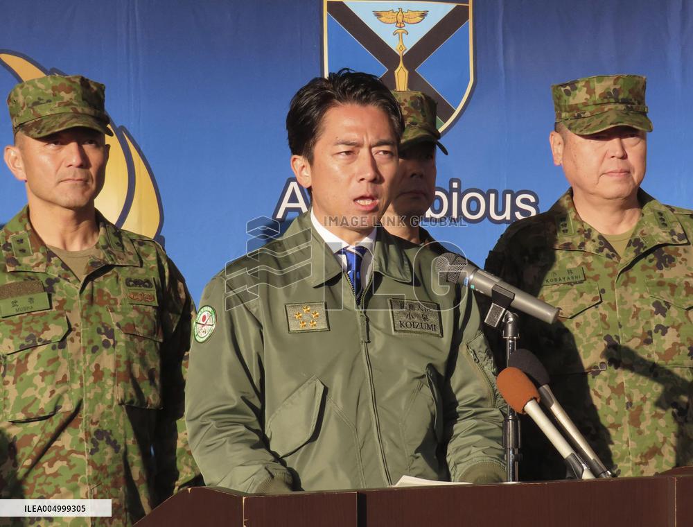 Defense Minister Koizumi visits GSDF camp