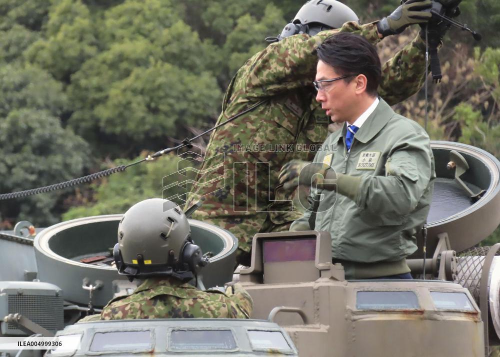 Defense Minister Koizumi visits GSDF camp
