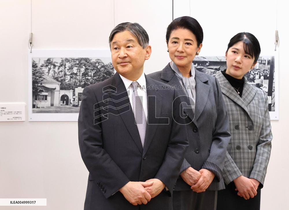 Emperor visits photo exhibition