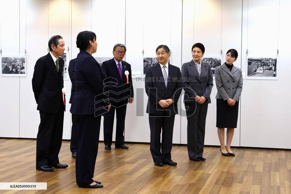 Emperor visits photo exhibition