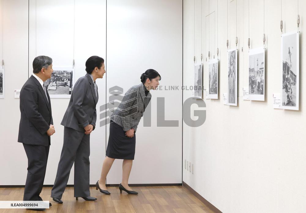 Emperor visits photo exhibition
