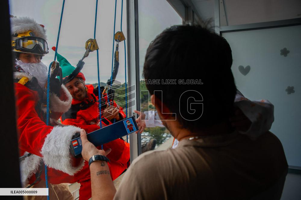 Santa Claus Visits Hospital Children In Badalona - Spain