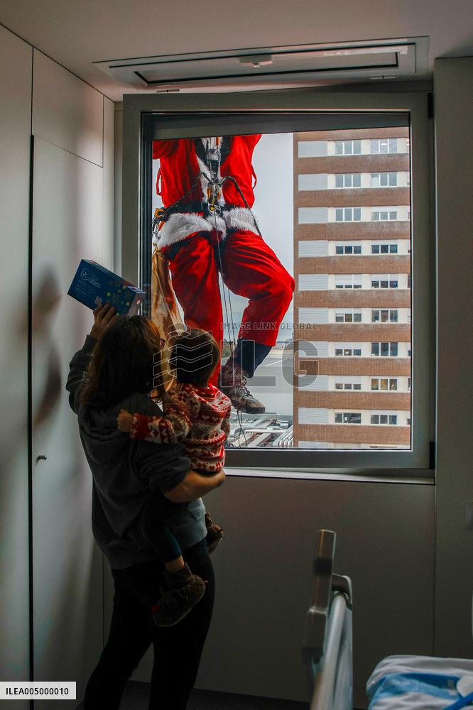 Santa Claus Visits Hospital Children In Badalona - Spain
