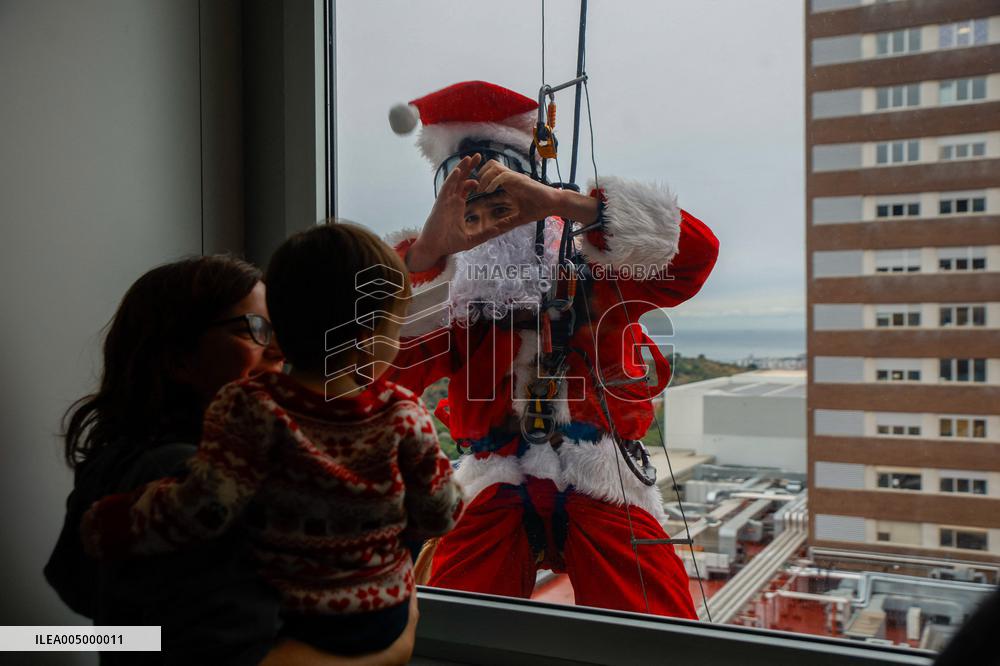 Santa Claus Visits Hospital Children In Badalona - Spain
