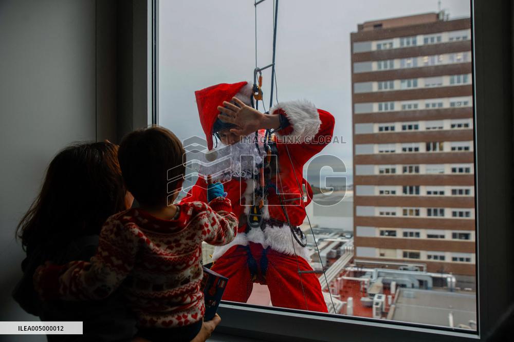 Santa Claus Visits Hospital Children In Badalona - Spain