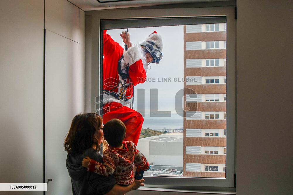 Santa Claus Visits Hospital Children In Badalona - Spain