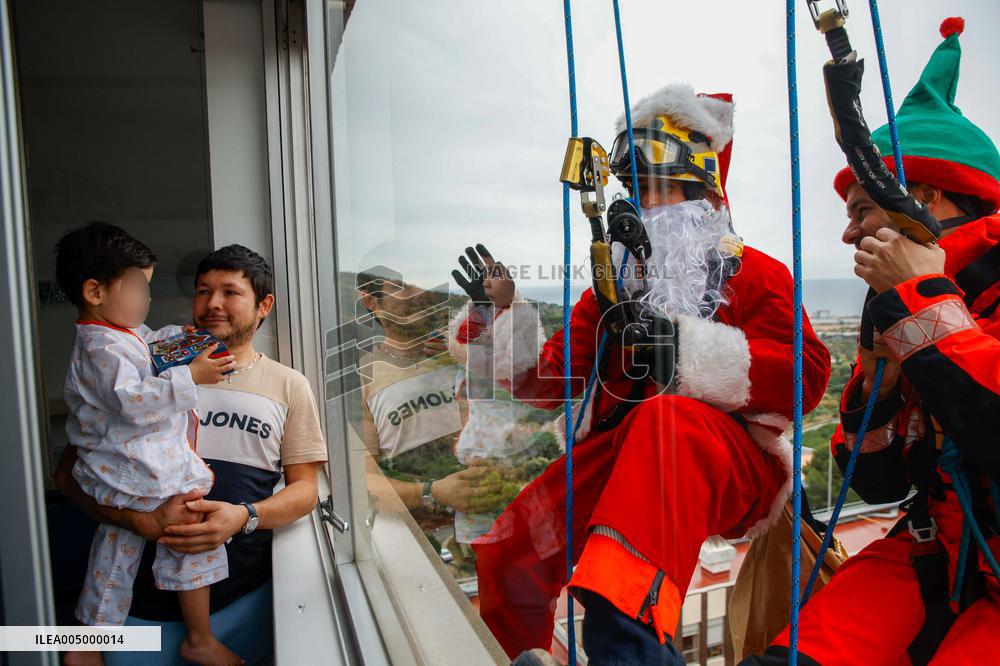 Santa Claus Visits Hospital Children In Badalona - Spain