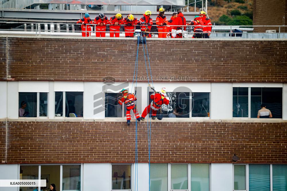 Santa Claus Visits Hospital Children In Badalona - Spain