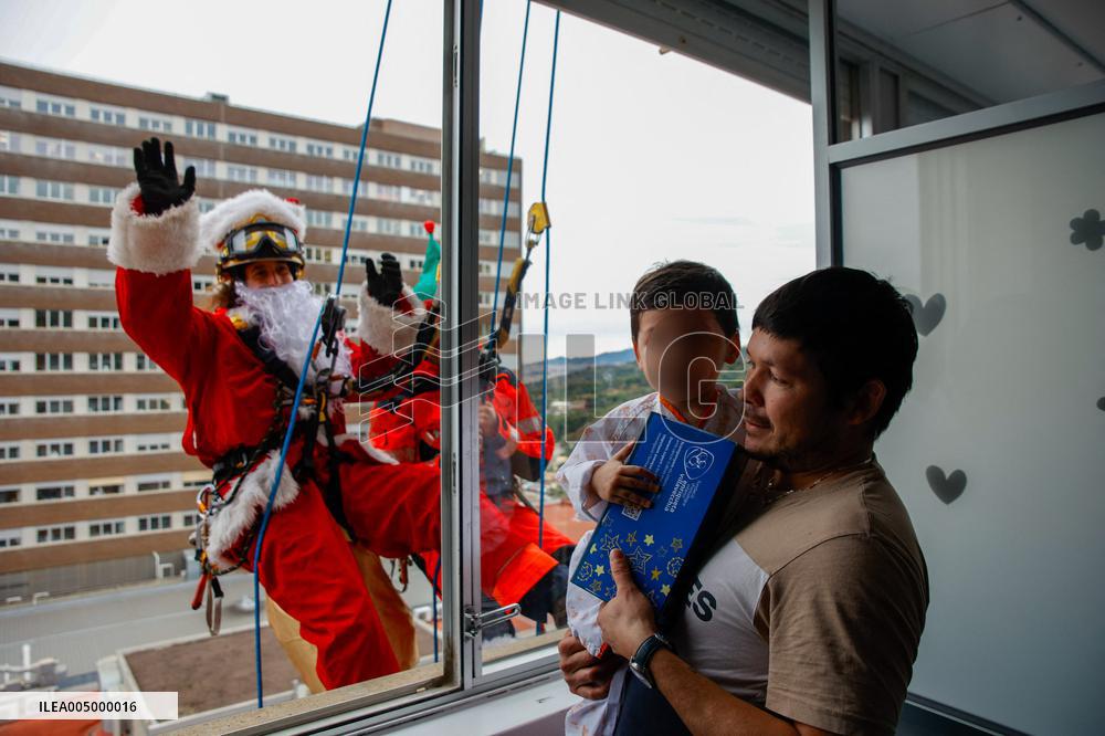 Santa Claus Visits Hospital Children In Badalona - Spain