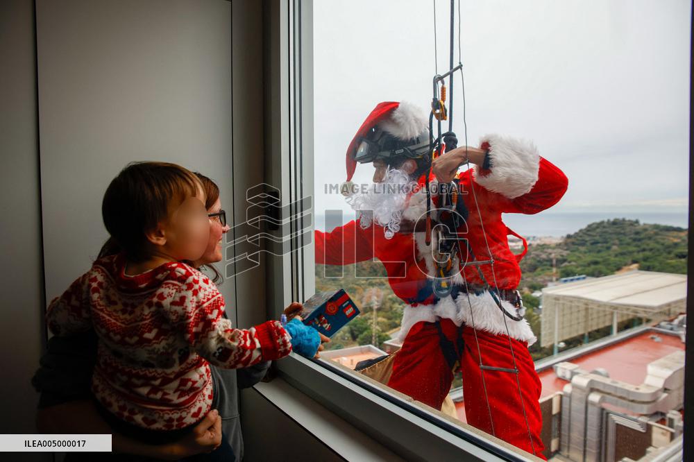 Santa Claus Visits Hospital Children In Badalona - Spain