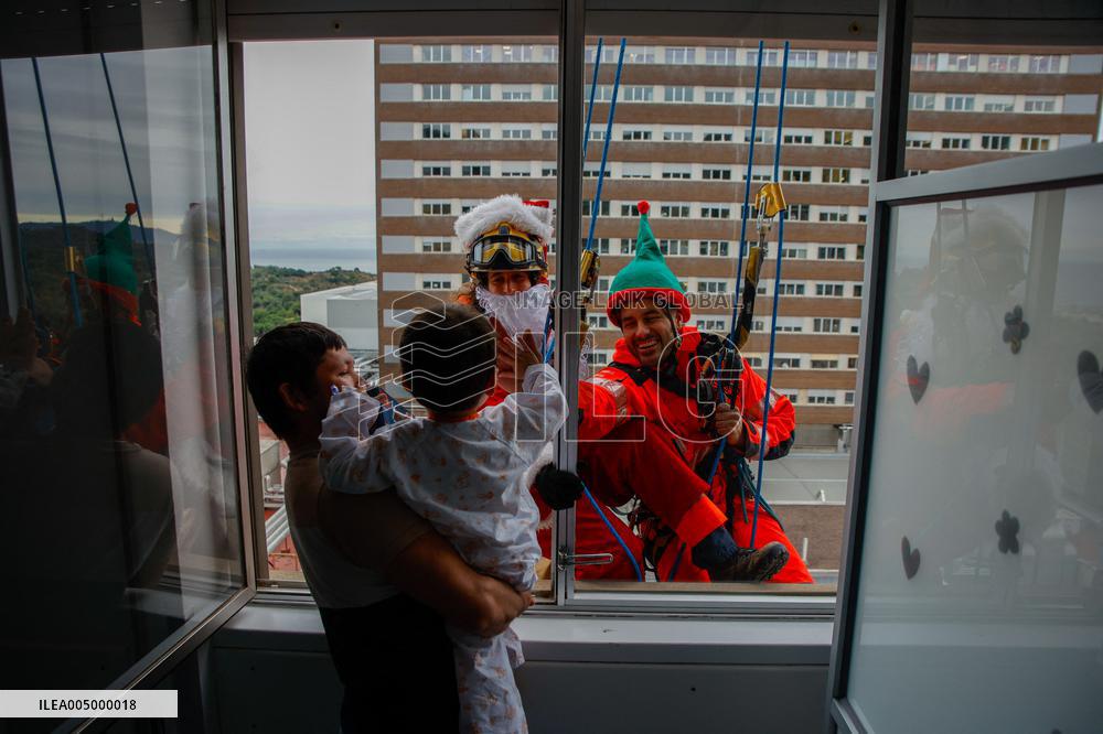 Santa Claus Visits Hospital Children In Badalona - Spain