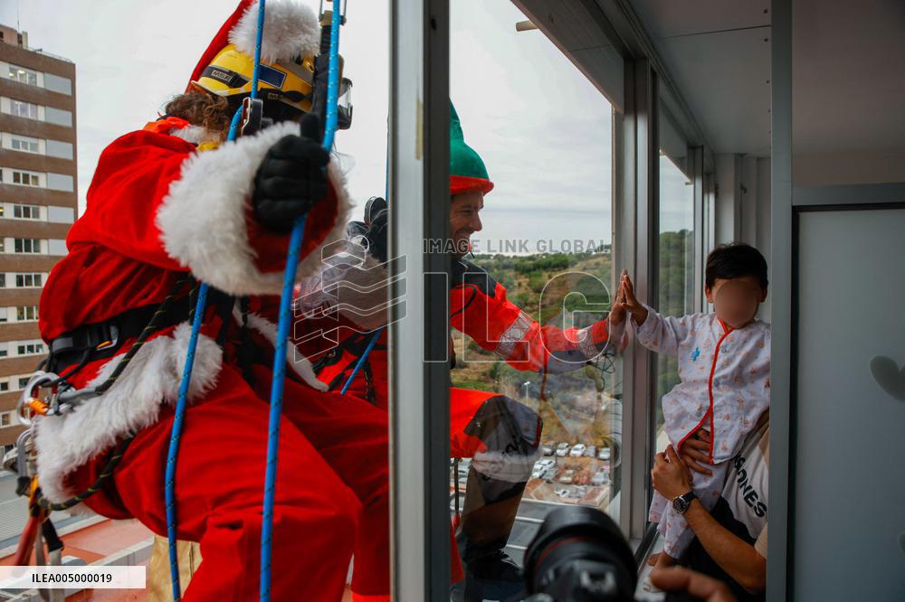 Santa Claus Visits Hospital Children In Badalona - Spain