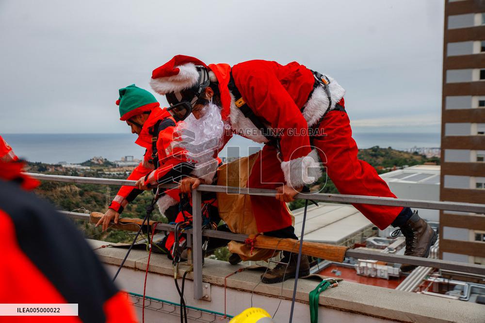 Santa Claus Visits Hospital Children In Badalona - Spain