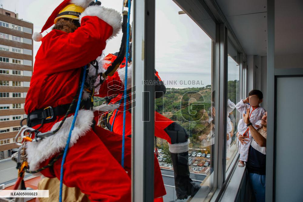 Santa Claus Visits Hospital Children In Badalona - Spain