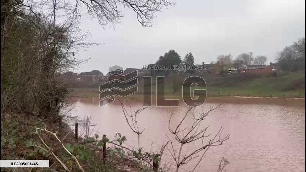 UK: Huge Sinkhole Swallows Boats in Shropshire Canal Breach, More Than 10 Rescued 2
