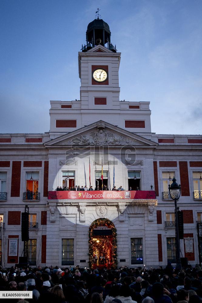 Hakuna Group Music Performs Christmas Carols - Madrid