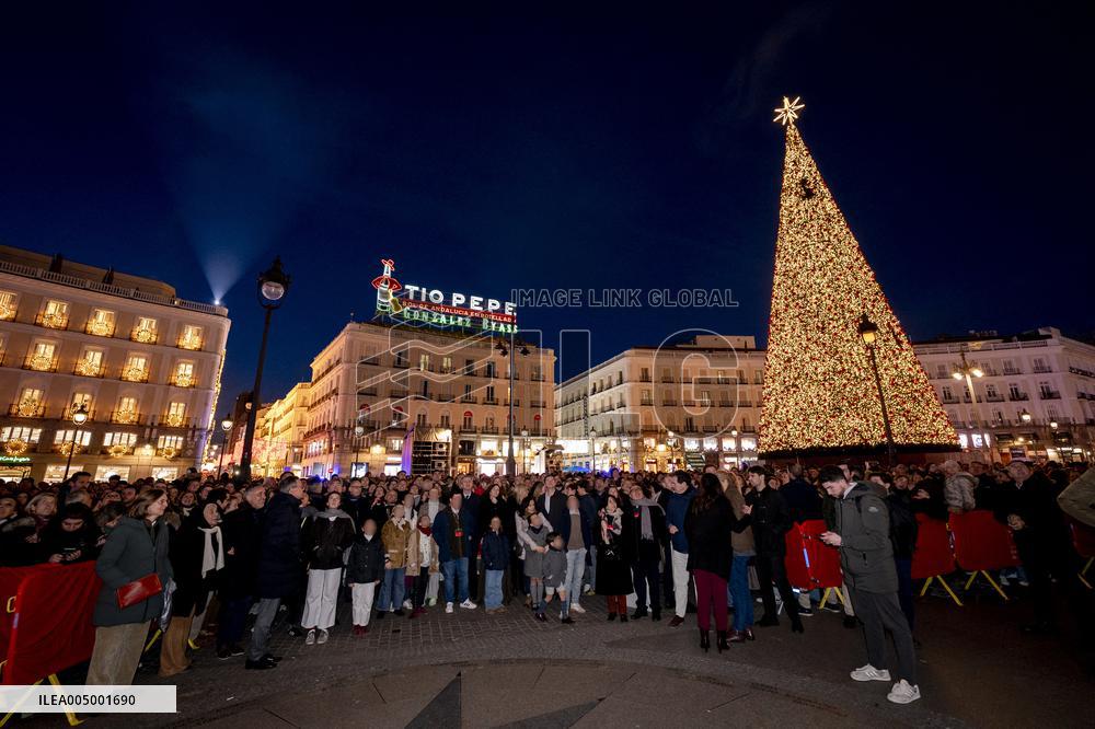 Hakuna Group Music Performs Christmas Carols - Madrid