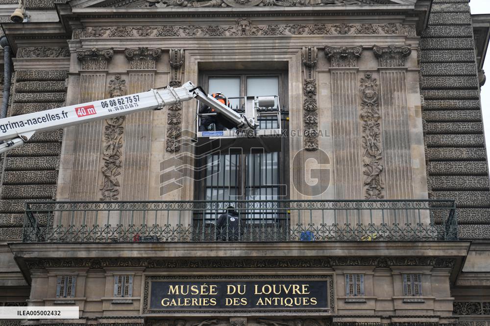 Louvre Museum Installs Bars Over Robbed Gallery Window - Paris