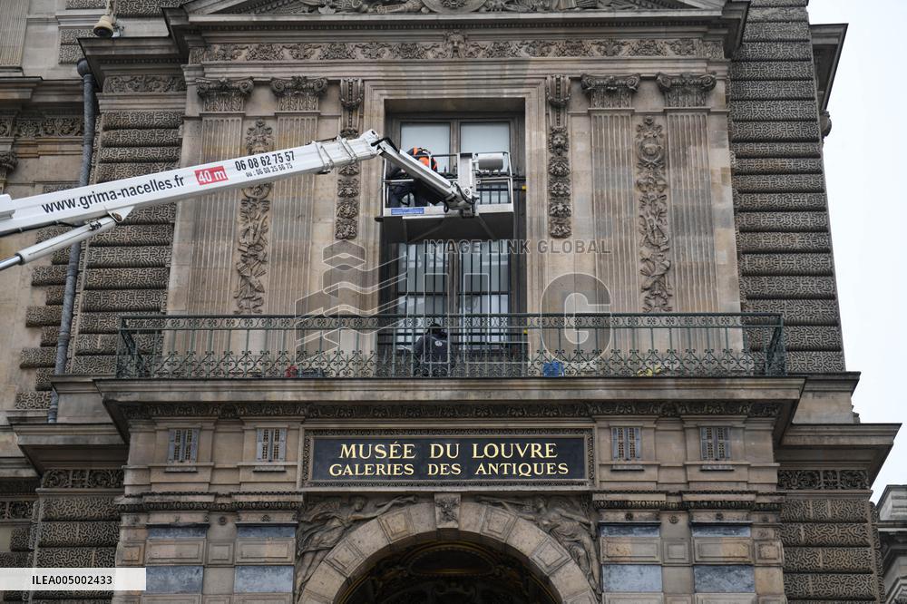 Louvre Museum Installs Bars Over Robbed Gallery Window - Paris