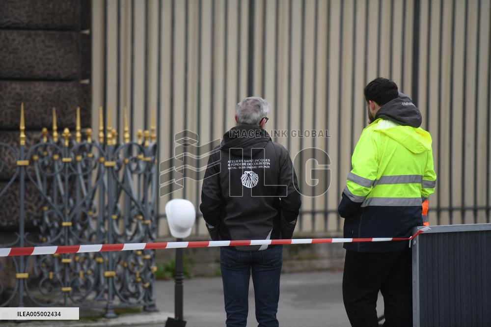 Louvre Museum Installs Bars Over Robbed Gallery Window - Paris