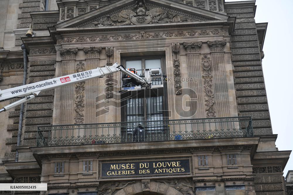 Louvre Museum Installs Bars Over Robbed Gallery Window - Paris