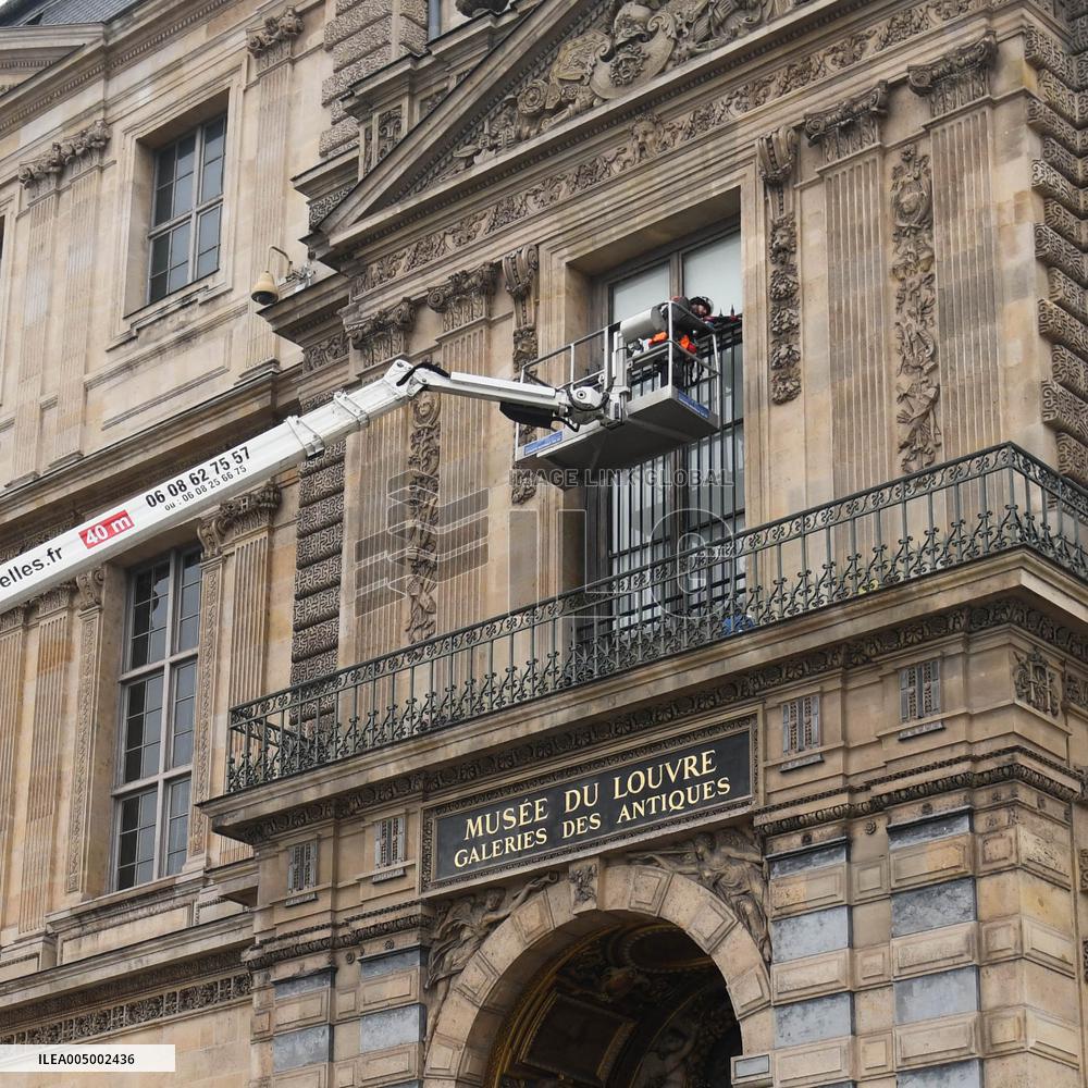 Louvre Museum Installs Bars Over Robbed Gallery Window - Paris